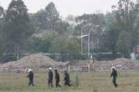 Recorrido por los terrenos de la ex refinería de Azcapotzalco, el 23 de mayo de 2007, cuando se anunció la construcción del Parque del Bicentenario