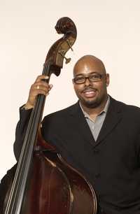 El maestro Christian McBride con su viejo, remendado, entrañable contrabajo acústico, habló para La Jornada