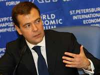 El presidente de Rusia, Dimitri Medvedev, sometió a análisis en el Foro Económico Internacional de San Petersburgo las causas de las crisis financiera y alimentaria que desde hace un año azotan a la economía mundial, criticó a Estados Unidos y llamó a los países industrializados y en desarrollo a sumar los esfuerzos para estabilizar la situación