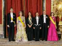 El presidente Felipe Calderón Hinojosa y su esposa, Margarita Zavala, flanqueados por los reyes de España, Juan Carlos y Sofía, así como los príncipes de Asturias, Felipe y Letizia, durante la recepción ofrecida al mandatario mexicano en el Palacio Real