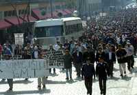 La movilización de los ex trabajadores de la Ruta 100 ha sido constante desde que la empresa de declaró en quiebra en 1995. En la imagen, una marcha realizada en 2003