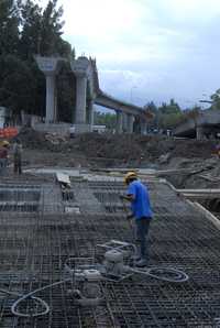 En el cruce de Río Churubusco y avenida Cuauhtémoc este miércoles empezará la construcción de un puente vehicular, mientras continúan los trabajos de sustitución de asfalto por concreto hidráulico en el tramo de Oceanía a Congreso de la Unión, del Circuito Interior, y del puente de calzada de La Virgen, en el Eje 3 Oriente