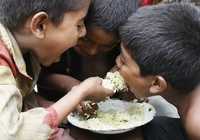 Escena captada hace unos días en un camino de Dacca, Bangladesh, donde uno de los alimentos básicos, el arroz, ha duplicado su precio