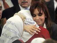 La gobernante de Argentina abraza a la lideresa de Madres de Plaza de Mayo, Hebe de Bonafini, durante una ceremonia en la Casa Rosa