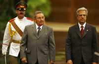 Los presidentes de Cuba, Raúl Castro, y de Uruguay, Tabaré Vázquez, ayer durante una ceremonia de bienvenida en el Palacio de la Revolución en La Habana. El mandatario visitante se convirtió el miércoles en el primer gobernante uruguayo que visita Cuba desde el triunfo de la revolución de 1959, que encabezó Fidel Castro