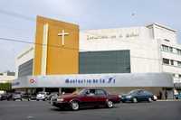 La Secretaría de Gobernación recibió, entre septiembre de 2007 y abril de este año, 874 solicitudes de asociaciones religiosas para adquirir algún inmueble. En la imagen, la fachada de la iglesia Pare de Sufrir