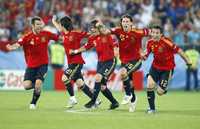 Los españoles Marchena, Silva, Puyol, Ramos y Cazorla festejan el triunfo sobre la azzurra