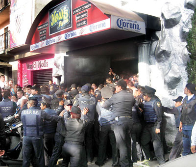 Tapón policiaco en la discoteca