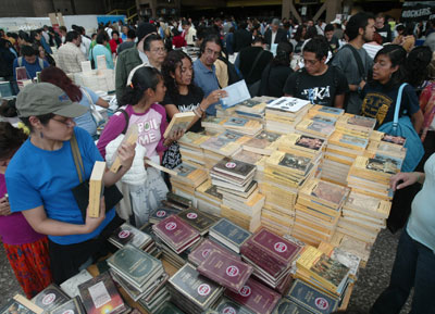 Remate de libros en el Auditorio Nacional