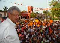 Mitin de Andrés Manuel López Obrador, en defensa del petróleo, realizado en el municipio campechano de Dzilbalche