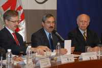 Juan Carlos Romero Hicks, director del Conacyt, Natividad González Parás, gobernador de Nuevo León, y José Narro, rector de la UNAM, durante su participación en la Conferencia Nacional de Ciencia y Tecnología realizada en Monterrey