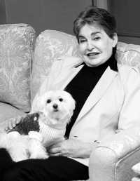 Leona Helmsley y su perrita Trouble, a la que una juez le redujo a dos millones de dólares la cifra de 12 que le legó originalmente la mujer