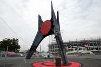 El Sol rojo, enorme estructura creada por Calder, fue intervenida por Iker Vicente, cuya propuesta mañana será inaugurada como parte del proyecto Donde las palomas hacen su nido