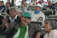 En el Zócalo, opositores a la reforma energética se reunieron ayer para ver en una pantalla gigante el debate en el Senado