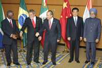 Líderes del grupo de los cinco (G-5): el primer ministro de India, Manmohan Singh, y los presidentes de China, Hu Jintao; México, Felipe Calderón; Brasil, Luiz Inacio Lula da Silva, y de Sudáfrica, Thabo Mbeki, antes de la reunión en Sapporo, Japón