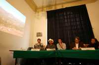 Agricultores y pobladores de Huizopa, Chihuahua, ofrecieron una conferencia de prensa para denunciar los estragos que ocasiona en la zona una empresa canadiense. En la imagen David de la Rosa, Luis Peña, Martín Patrón, Carlos Montemayor y Rosario Ibarra de Piedra