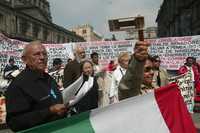 MANIFESTACIÓN FRENTE AL SENADO. La senadora del Partido de la Revolución Democrática Rosario Ibarra se unió ayer a una protesta de trabajadores petroleros ante la casona de Xicoténcatl, por la intención de privatizar Pemex