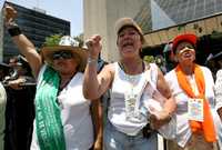 Se espera que en la consulta ciudadana se formen largas filas de personas, debido al reducido número de mesas de votación con que contará. La imagen de archivo corresponde a una protesta de integrantes del Movimiento Nacional en Defensa del Petróleo   Víctor Camacho