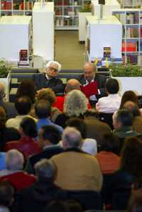 El poeta Alí Chumacero, la noche del jueves, en la librería Rosario Castellanos del FCE durante una mesa redonda por su cumpleaños 90