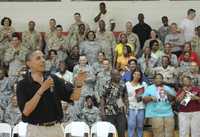 Barack Obama dialoga con soldados estadunidenses destacados en el Campo Arifjan, en Kuwait, durante una visita realizada el pasado viernes