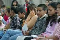 Niños y niñas de escasos recursos, participantes en el programa de becas escolares, ayer durante un acto en la explanada del Zócalo capitalino