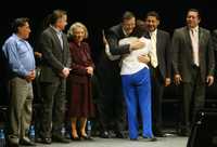 Durante la entrega de constancias a los proyectos aprobados del Programa Comunitario de Mejoramiento Barrial 2008, realizada en el Teatro de la Ciudad, el jefe de Gobierno, Marcelo Ebrard, llamó a los capitalinos a hacer un esfuerzo por mejorar la calidad del espacio público en los barrios de la ciudad, y aprovechó para convocarlos a participar en la consulta ciudadana sobre la reforma energética. En la imagen lo acompañan la escritora Elena Poniatowska y a los secretarios de Desarrollo Social, Martí Batres; de Finanzas, Mario Delgado, y de Obras, Jorge Arganis, entre otros