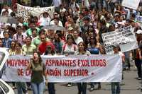 Aspecto de la marcha que realizaron estudiantes inconformes de la Normal a la SEP