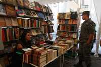 Visita de un soldado al encuentro editorial del libro antiguo, en el Palacio Nacional