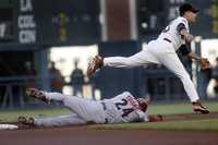 Chris Young, de los Arizona Diamondbacks, es puesto out en segunda por Omar Vizquel, de los Gigantes, quien lanzó a primera para forzar a Orlando Hudson en la entrada inicial del juego entre sus escuadras, ayer en San Francisco