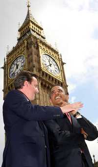 El líder del Partido Conservador británico, David Cameron, saluda a Barack Obama en las afueras del Parlamento, ayer en Londres