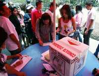 Participantes en la consulta ciudadana en una casilla instalada en el centro de Coyoacán