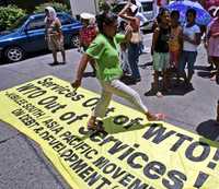 Manifestación de protesta en Manila, frente al palacio presidencial, en contra de las políticas proteccionistas de los países ricos, que se evidenciaron en la reunión de la OMC celebrada en Ginebra