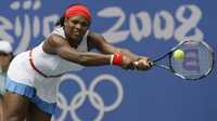 Serena Williams devuelve una pelota durante su encuentro con Olga Govortsova