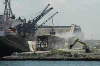 Un barco descarga granos en el muelle 5 del puerto de Veracruz