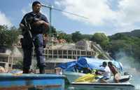 Elementos de la Agencia Federal de Investigación custodian la maquinaria con la cual se construye un muelle privado en la unidad habitacional Pichilingue Members Deck, proyecto que rechazan pescadores de Puerto Marqués