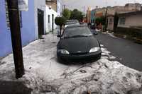 Fuerte lluvia acompañada de granizo cayó la tarde de ayer en el norte y el poniente de la ciudad. Aquí, restos de granizo acumulado en calles de la colonia Panamericana, en la delegación Gustavo A.Madero