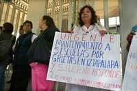 Padres de familia protestan pacíficamente frente a la sede de la CNDH, mientras el delegado de Iztapalapa, Horacio Martínez Meza, entrega una queja contra Hacienda por poner en riesgo la integridad fisica de miles de ninos al no liberar los recursos para rehabilitar planteles educativos en Iztapalapa