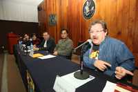 Alberto Herrera, Dolores González, Miguel Concha, Francisco Cerezo Contreras y Paco Ignacio Taibo II, ayer en la Facultad de Filosofía y Letras de la UNAM