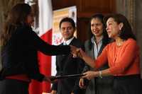 La titular de la SEP, Josefina Vázquez Mota (derecha), durante la entrega de recursos para proyectos del Instituto Mexicano de la Juventud