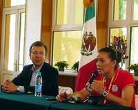 El embajador Jorge Guajardo González y María del Rosario Espinoza, durante la conferencia de prensa en la sede diplomática