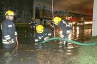 La fuerte lluvia de la tarde noche de ayer provocó encharcamientos en la zona de las Lomas de Chapultepec, Aquí, en el paso a desnivel de Palmas y Periférico, el agua casi alcanzó un metro y medio