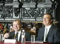 El jefe de Gobierno capitalino, Marcelo Ebrard, con David Vega Vera, contador mayor de Hacienda de la Asamblea Legislativa, tras rendir su informe de actividades, ayer en el Palacio de la Autonomía