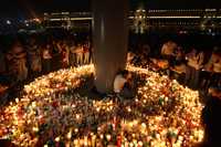 Millares de veladoras fueron encendidas junto al astabandera del Zócalo al término de la marcha contra la inseguridad