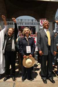 Rosario Ibarra, Elena Poniatowska y Andrés Manuel López Obrador, en el Monumento a la Revolución