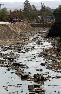 Cianuro, cadmio, ácido sulfúrico y cromo, entre los desechos que vierten algunas empresas del corredor industriall del municipio El Salto, Jalisco, en el río Santiago. Los habitantes de la zona se quejan de los efectos de la contaminación, pues ya se han reportado enfermedades en la piel