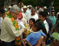 Andrés Manuel López Obrador, con habitantes de Coxcatlán, San Luis Potosí