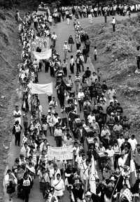 Indígenas en el campamento de Acteal