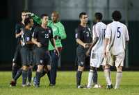 Jugadores estadunidenses y cubanos se saludan al término del encuentro entre ambos equipos, realizado ayer en La Habana