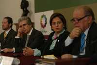 Juan Paz, secretario ejecutivo del comité presidencial del bicentenario; Rafael Tovar y de Teresa, coordinador para los festejos de la Independencia y la Revolución mexicana; la canciller Patricia Espinosa, y el secretario general iberoamericano, Enrique Iglesias, durante la reunión en Tlatelolco