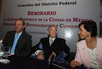 Carlos Slim, presidente de la Fundación del Centro Histórico; José Iturriaga y María de los Ángeles Moreno, senadora del PRI, en el seminario sobre ordenamiento y revitalización de la zona